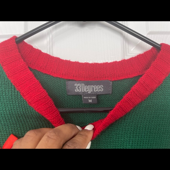 Like New - Mens Size Medium Christmas Sweater - Picture 3 of 3